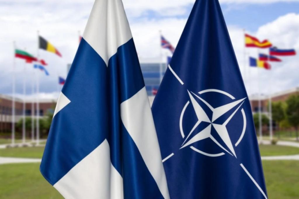 Suomen ja Naton liput vierekkäin.